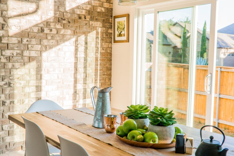 Gezellige eethoek met houten tafel